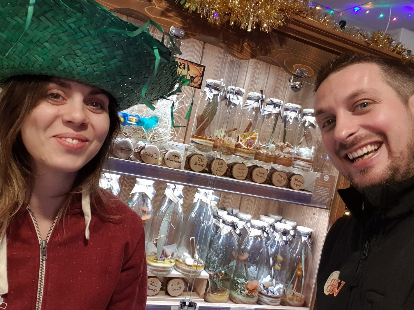 Yann et Marion devant la vitrine Délices Métisses